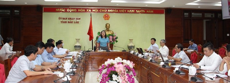 Bà H’Yim Kđoh – Phó Chủ tịch UBND tỉnh, Trưởng Tiểu ban Truyền thông chủ trì cuộc họp
